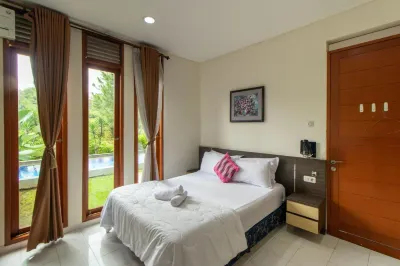 Family Only Private Pool Villa - de Reiz Mawar Syariah 3Br