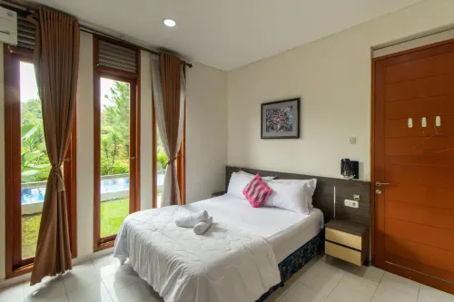 Family Only Private Pool Villa - de Reiz Mawar Syariah 3Br