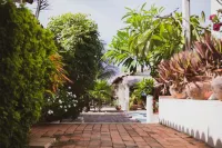 La Playita Beach House Hotels near Playa Zicatela