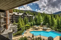 Blackcomb Springs Suites by CLIQUE - Rooftop Pools