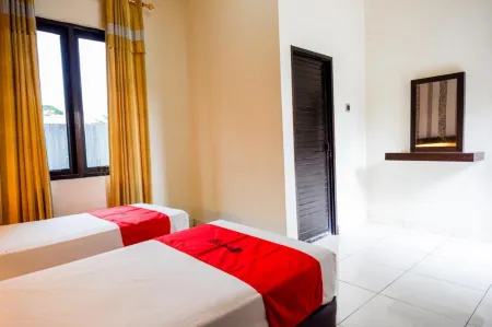 RedDoorz @ Hotel Bumi Palupy Отели в г. Палу