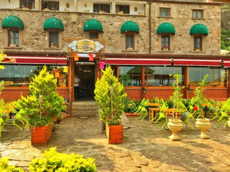 Assos Kervansaray Hotel - Special Category Отели рядом с достопримечательностью «Behramkale»