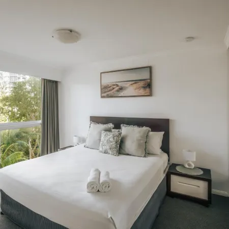 The Crest Apartments - Main Beach