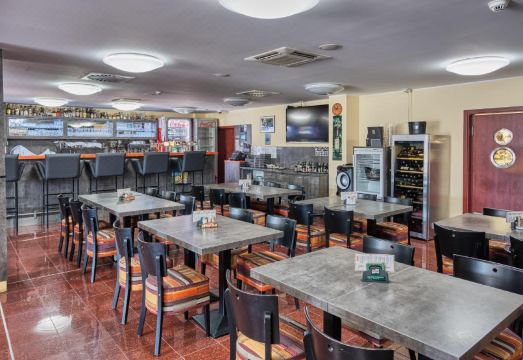 4. 호텔 아레나 코..