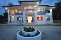 White Summerville Tourist Inn