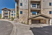Blackstone Luxury 2Br, Walk to Skiing at Cabriolet, Mountain View, Shared Pool and Hot Tub, Gym Hotel in zona Red Pine Gondola