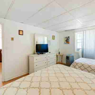 1 Ocean Fun Emerald Isle Apt, Steps to Beaches! Rooms