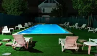 Hotel West Face - Pools