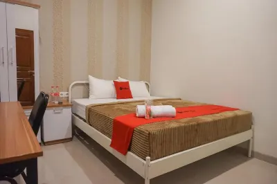 RedDoorz Plus @ Karangploso Hotel dekat Masjid KH. Ahmad Dahlan