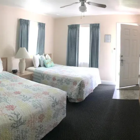 Carlton House Motel and Suites