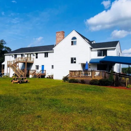 Winnisquam Lake Inn Отели в г. Тилтон
