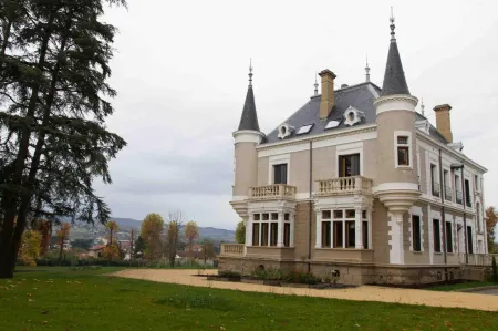 Eclosion Château Hôtel & Restaurant Отели рядом с достопримечательностью «Eglise Saint-Irenee»