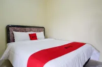 RedDoorz near Lippo Plaza Buton Hotels in Wolio