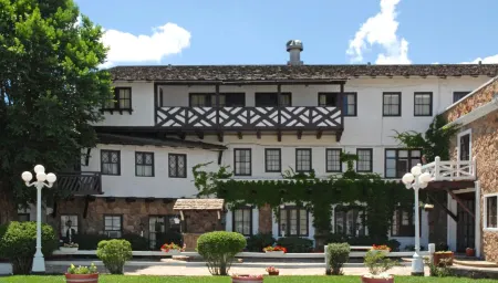 Hotel El Rancho Отели рядом с достопримечательностью «Navajo Code Talkers Museum»