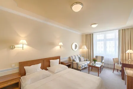 Hotel Embassy Отели рядом с достопримечательностью «Дворжаковы сады»