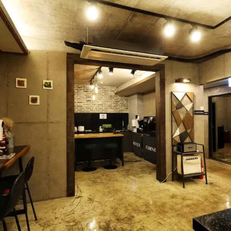 Cornerstone Hotel Jeju Отели рядом с достопримечательностью «Водопад Вонан»