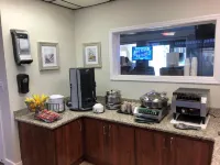 Days Inn by Wyndham Cocoa Beach Port Canaveral - breakfast