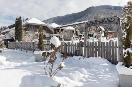 Aparthotel Familiaris - Family Apartments - Pools & Spa in Dolomites