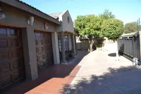 Triple Palms Bed and Breakfast Hotels in 