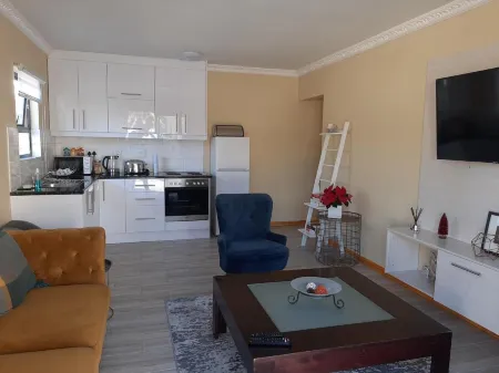 Shalom Self Catering Отели в г. Блубергстранд