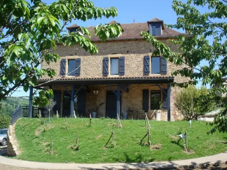 Hotel la Bastie d'Urfé Отели в г. Обен