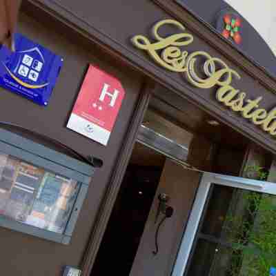 Logis Hôtel les Pasteliers Hotel Exterior