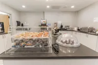 Orangewood Inn & Suites Kansas City Airport - breakfast