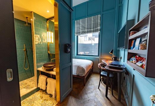 더 딘 골웨이의 현대적인 객실 인테리어 이미지