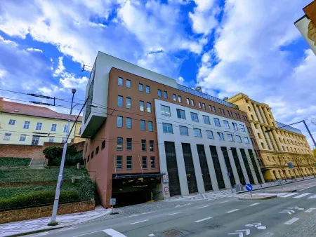 Hotel u České Koruny Отели рядом с достопримечательностью «ATC Caravan»