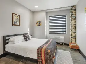 First Floor Suite Near St Louis with Pool