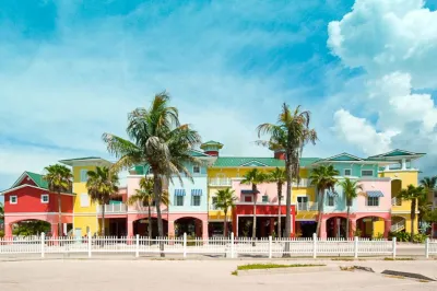 The Lighthouse Resort Inn & Suites Hôtels à proximité de : Pink Shell Beach Resort & Marina