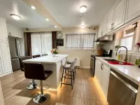 Bright&Modern Space Perfect for couple and Family Step to public transit in Toronto Hotels near IKEA North York