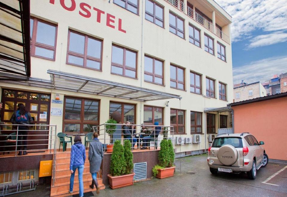 5. 호스텔 뷰러..