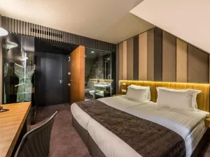 All Seasons Residence Hotel - Free Parking