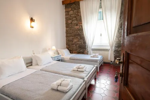Dionysos Hotel فنادق في Poros