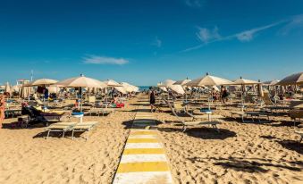 4. Hotel Re..