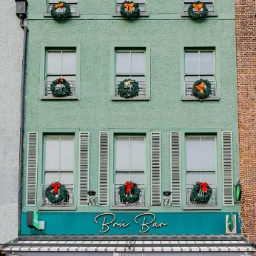 BRU Bar & Hostel