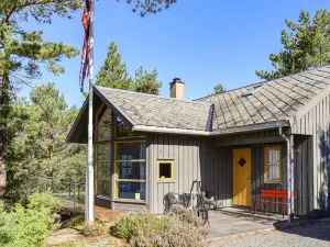 Beautiful Home in Hebnes with Kitchen
