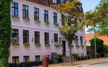 Park Hotel & Vinbar Отели рядом с достопримечательностью «DFDS Frederikshavn Terminal»