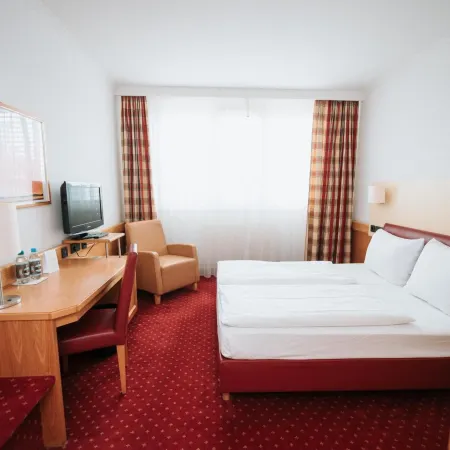 Feringapark Hotel Отели рядом с достопримечательностью «Здание Schloss Suresnes»