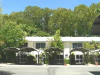 Mango Tree Holiday Apartments Hotels in Oak Beach