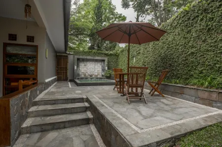 Gracia Spa Resort Hotel Отели рядом с достопримечательностью «Kiara Pool Ciater Spa Resort»