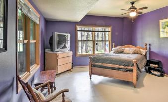 Raccoon River Retreat: Indoor Pool & Outdoor Fun!