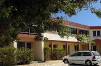 Hotel le Lagon Hotels in Saint-Laurent-des-Arbres