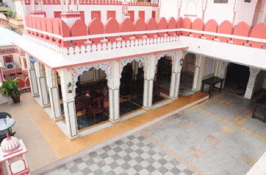 薩基簡尼瓦斯酒店