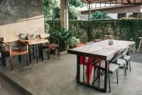 Yoji House and Cafe Hotels in Doi Lo