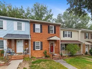 The Red Door 2-Bedroom Townhouse Near VT & RU
