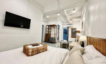 Momento Hotel and Cafe