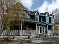 Lady MacDonald Country Inn Hotels near Three Sisters Playground