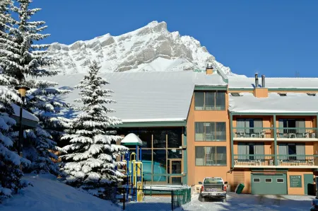 Douglas Fir Resort & Chalets Отели рядом с достопримечательностью «Banff Registry»